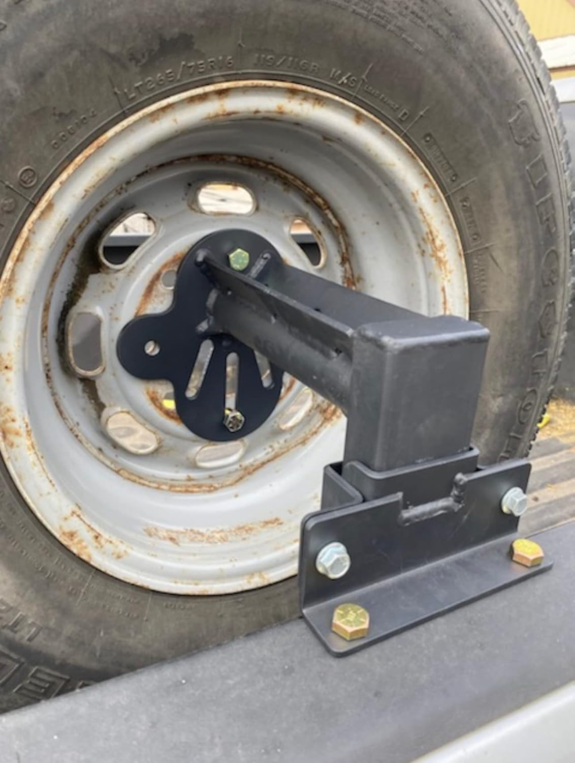 4x4 Bed Mounted Spare Tire Carrier R53105