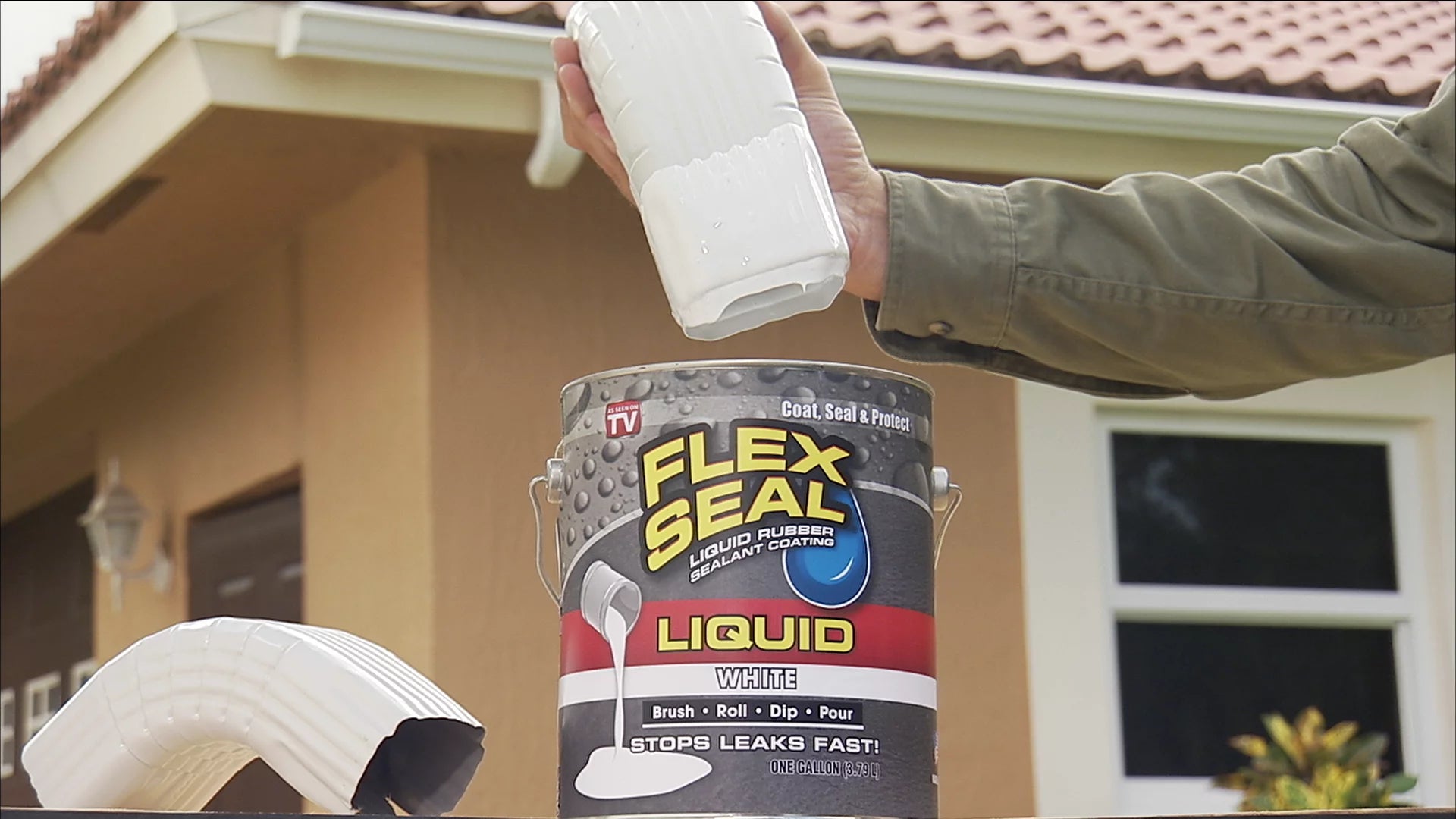 White 32 oz Liquid Rubber Sealant Coating U404
